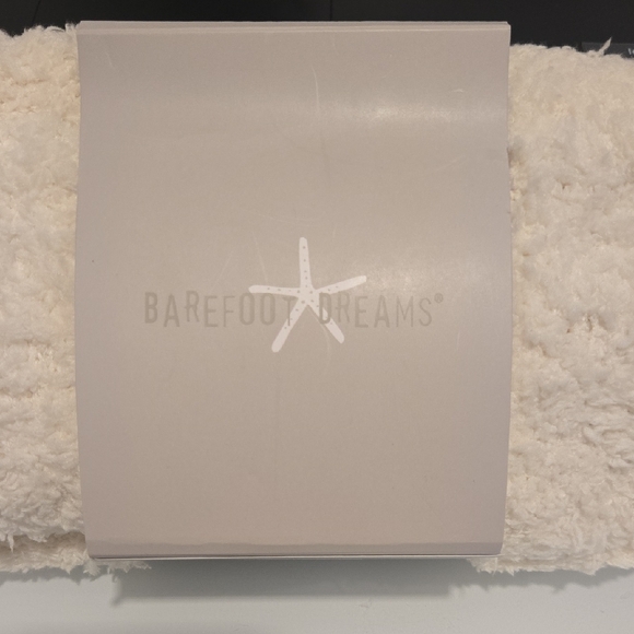 Barefoot Dreams Cozy Eyemask, Scrunchie, and Socks Set With Storage/Travel Bag - Picture 3 of 8